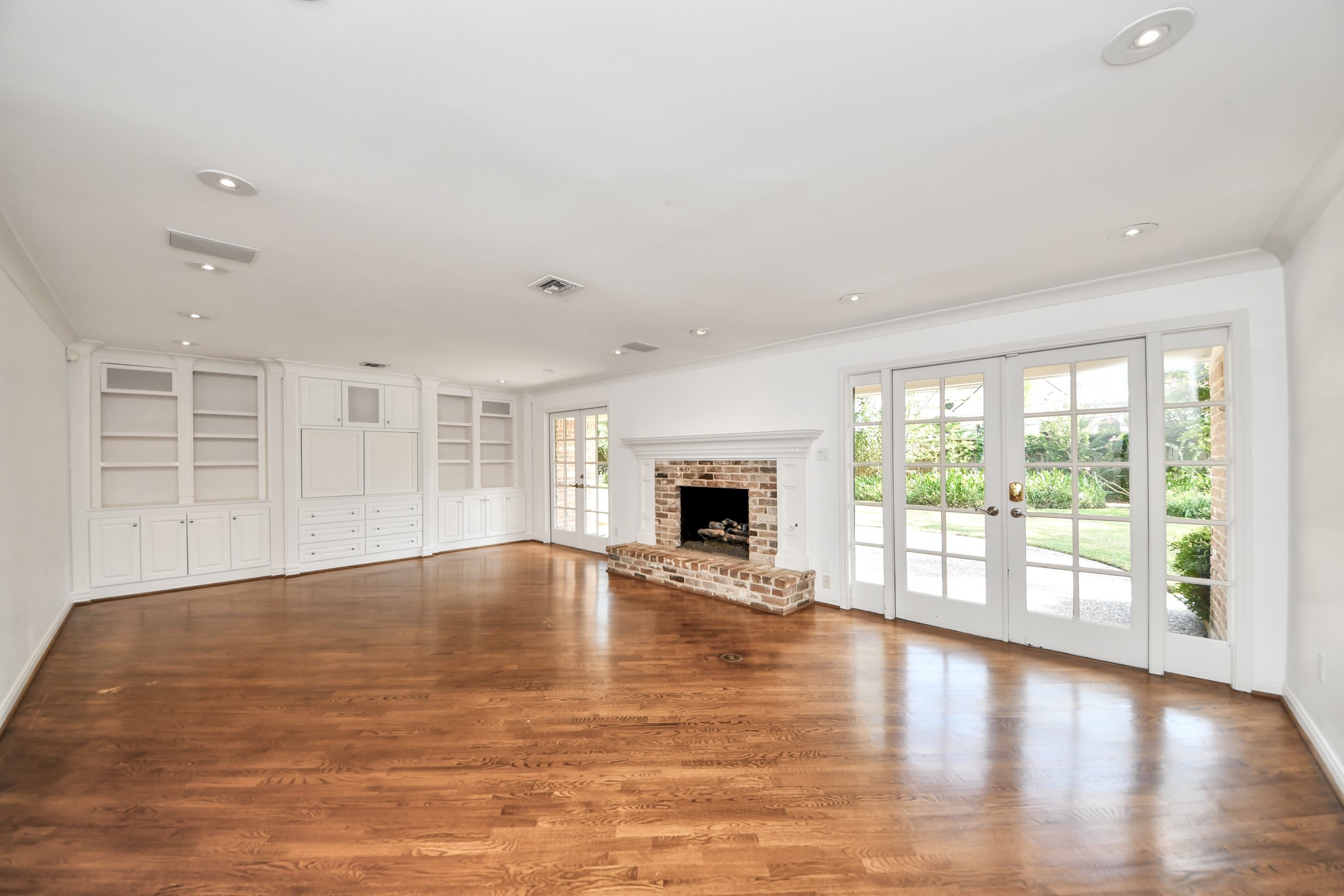 354 Knipp Road Houston, TX 77024 - Photo 12 of 31 Gallery Image 12