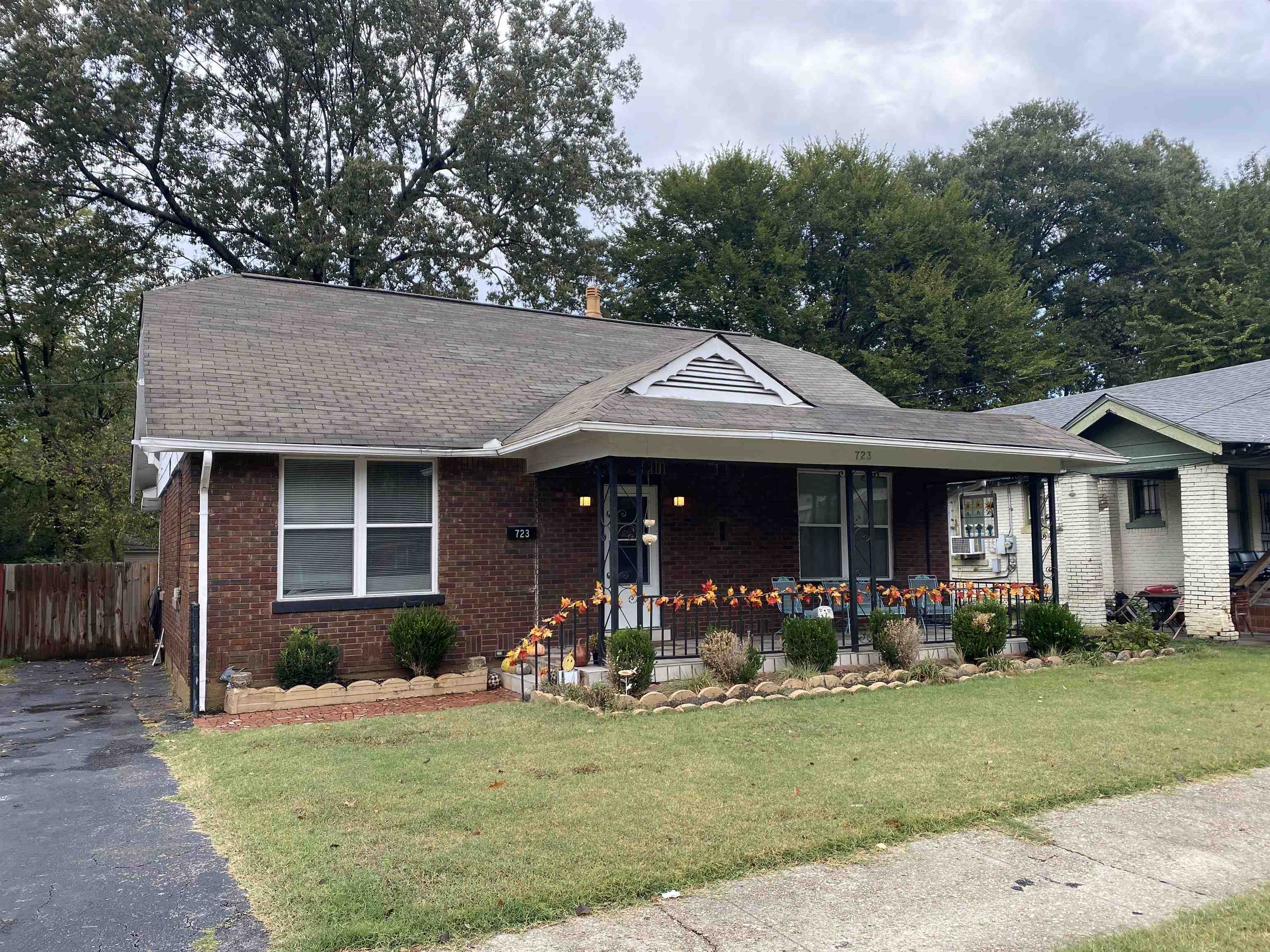 723 Spring Street Memphis, TN 38112 - Photo 2 of 18 a front view of a house with garden