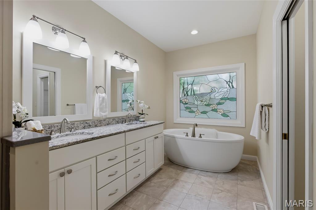 1600 Baxter Forest Ridge Court Chesterfield, MO 63005 - Photo 13 of 38