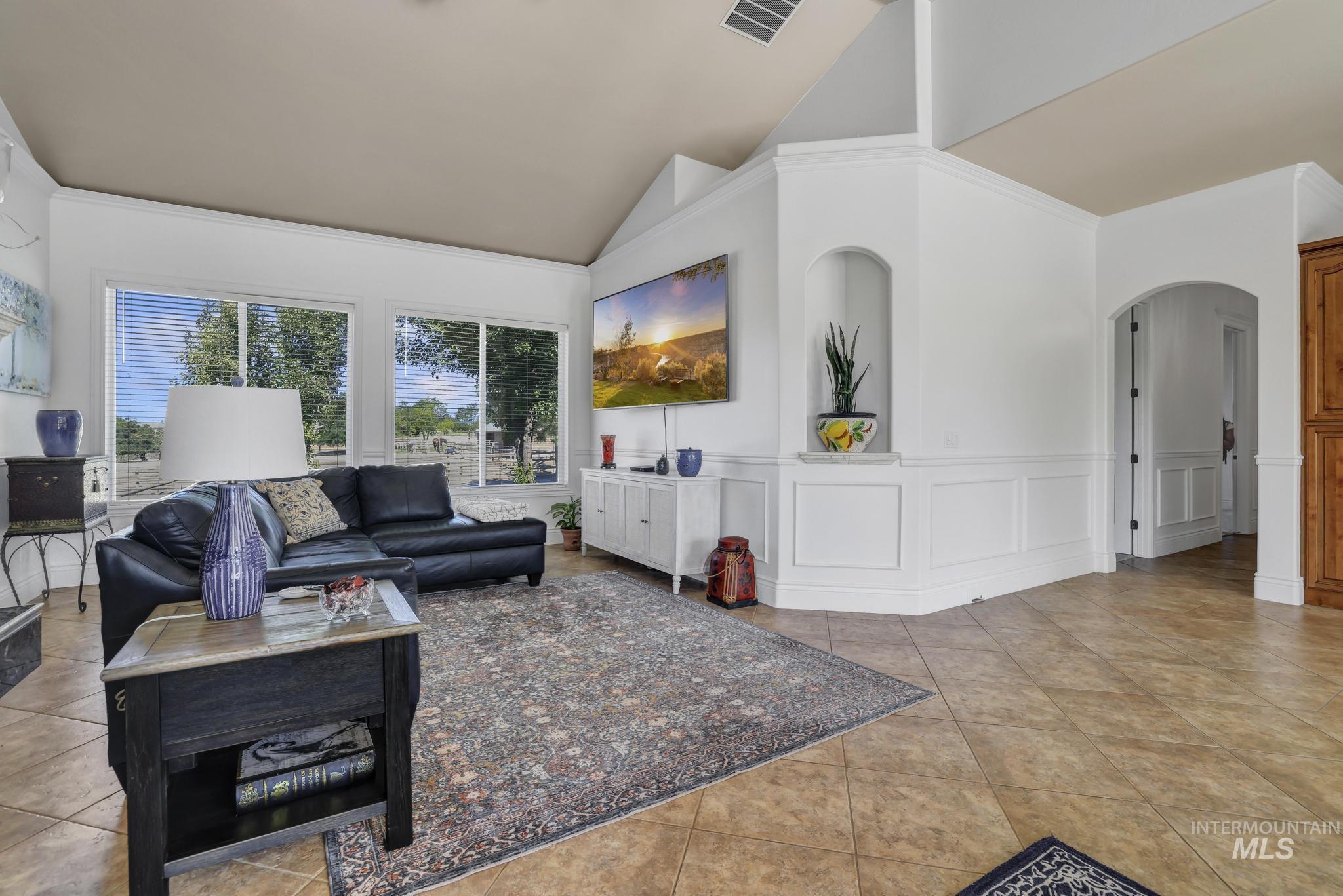 1301 Kanaka Rapids Road Buhl, ID 83316 - Photo 32 of 50 Spacious living area featuring vaulted ceilings and tile flooring
