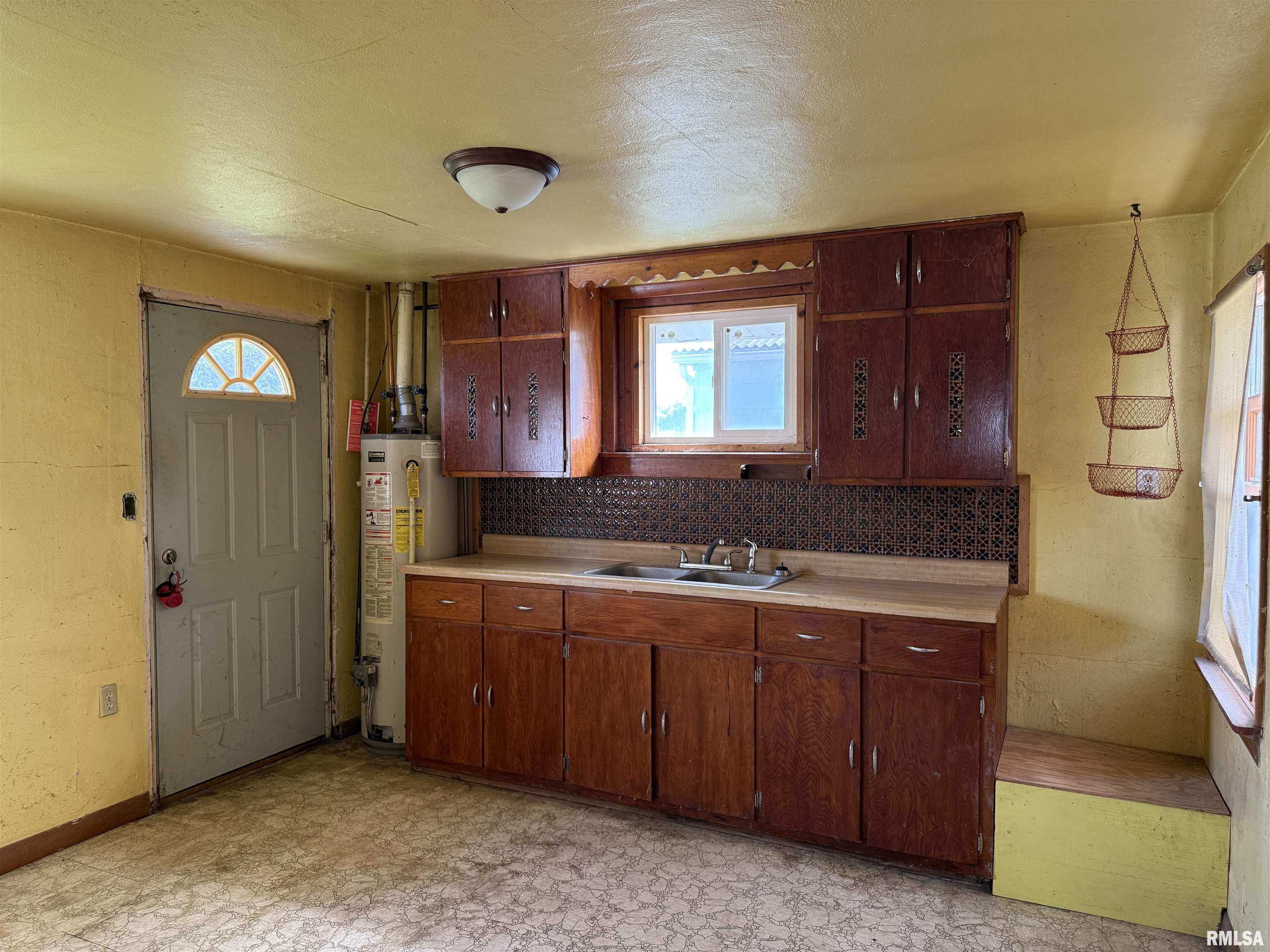 2402 45th Street Moline, IL 61265 - Photo 3 of 13 Gallery Image 3