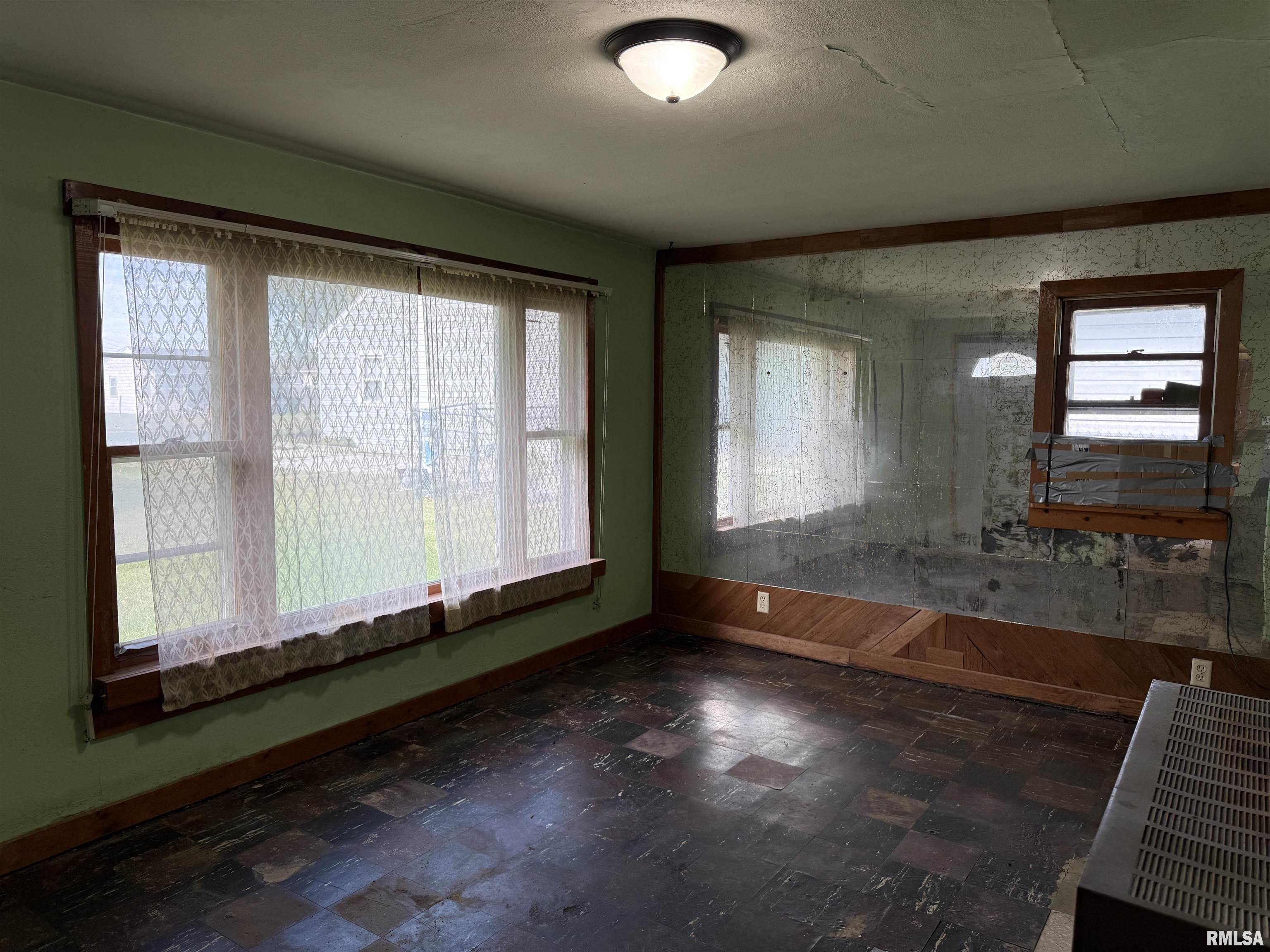 2402 45th Street Moline, IL 61265 - Photo 7 of 13 Gallery Image 7