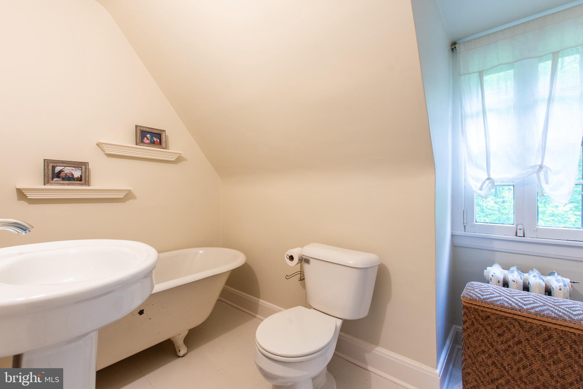 1103 Nottingham Road Wilmington, DE 19805 - Photo 26 of 37 3rd floor bath