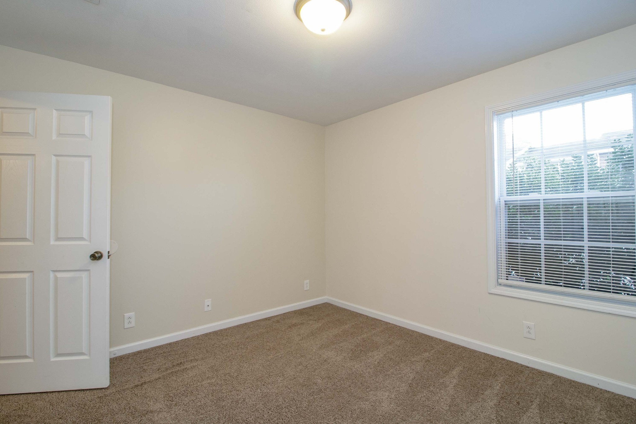 299 Raleigh Drive, Unit F2 Clarksville, TN 37043 - Photo 12 of 27 an empty room with a window