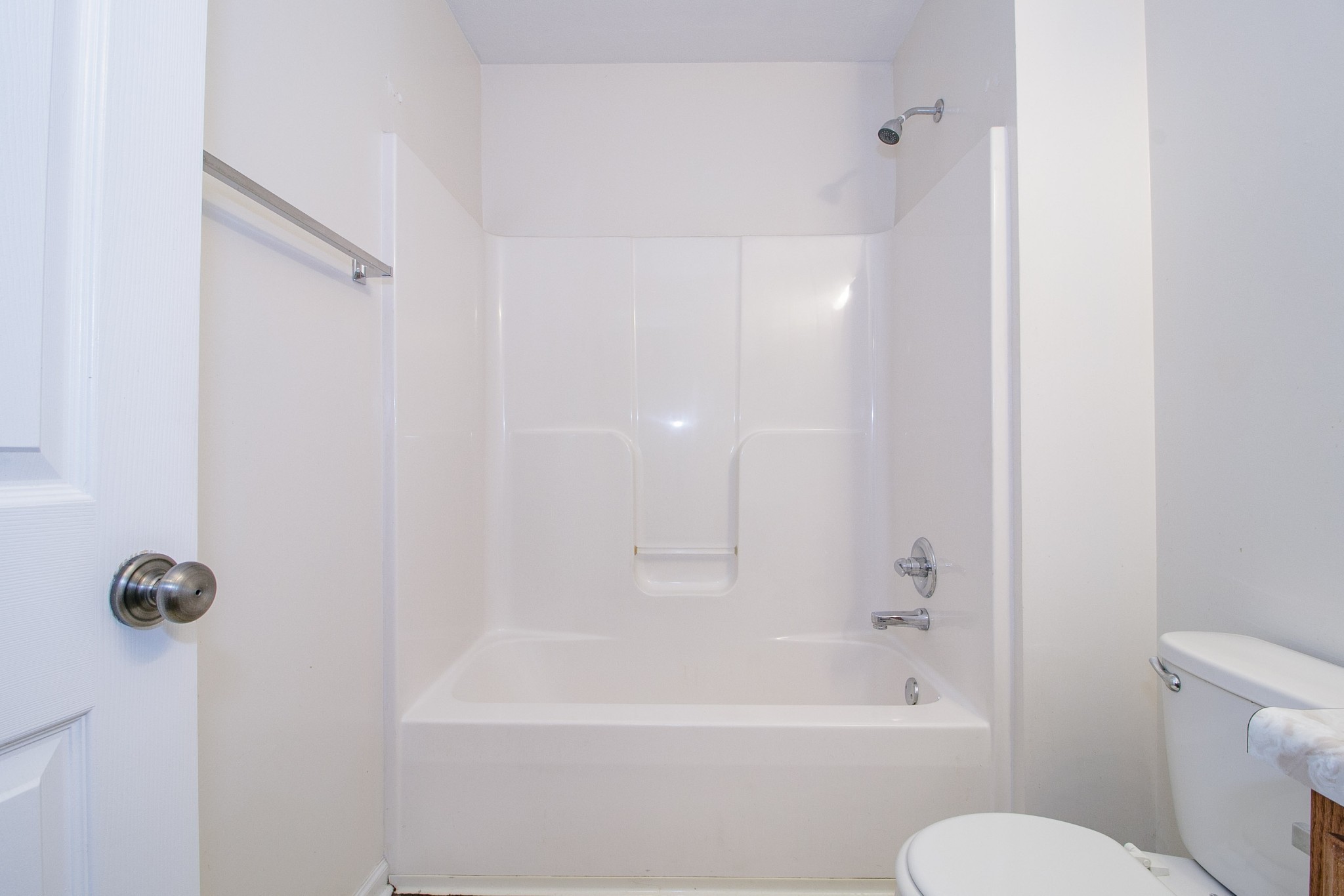 299 Raleigh Drive, Unit F2 Clarksville, TN 37043 - Photo 16 of 27 a bathroom with a bathtub and a shower