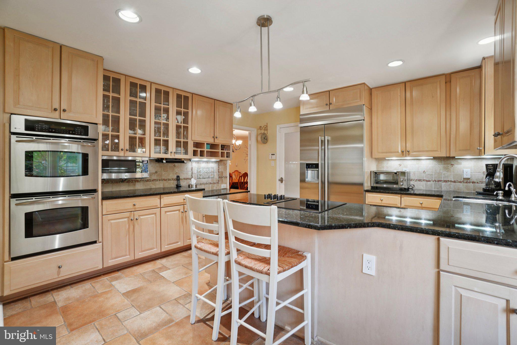 Gourmet kitchen w/double ovens and breakfast bar!