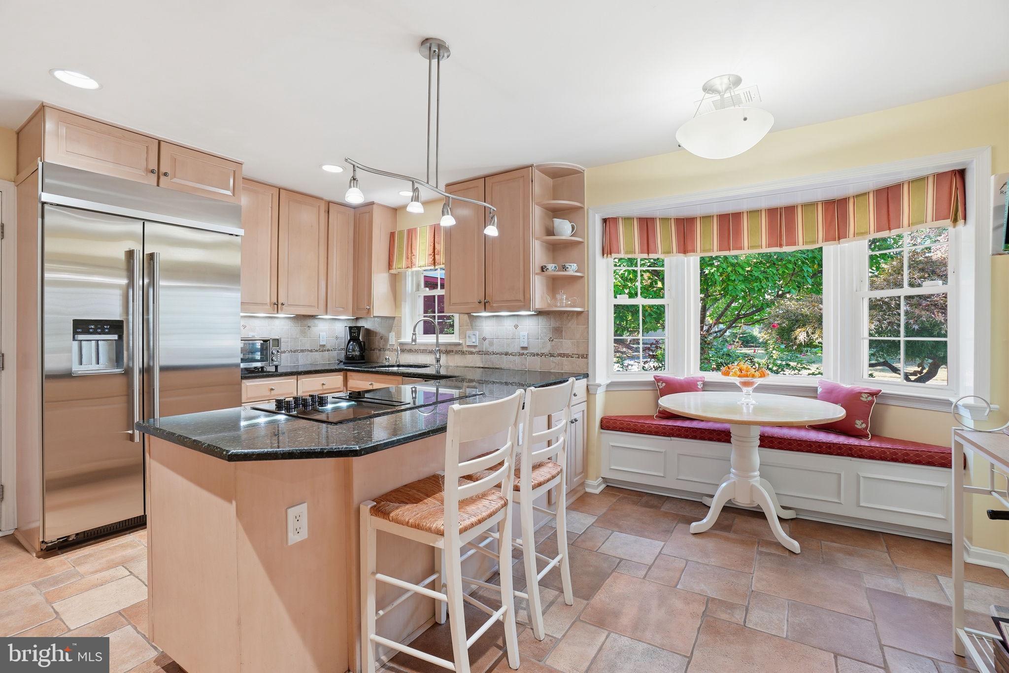 Cozy breakfast nook w/bench seating