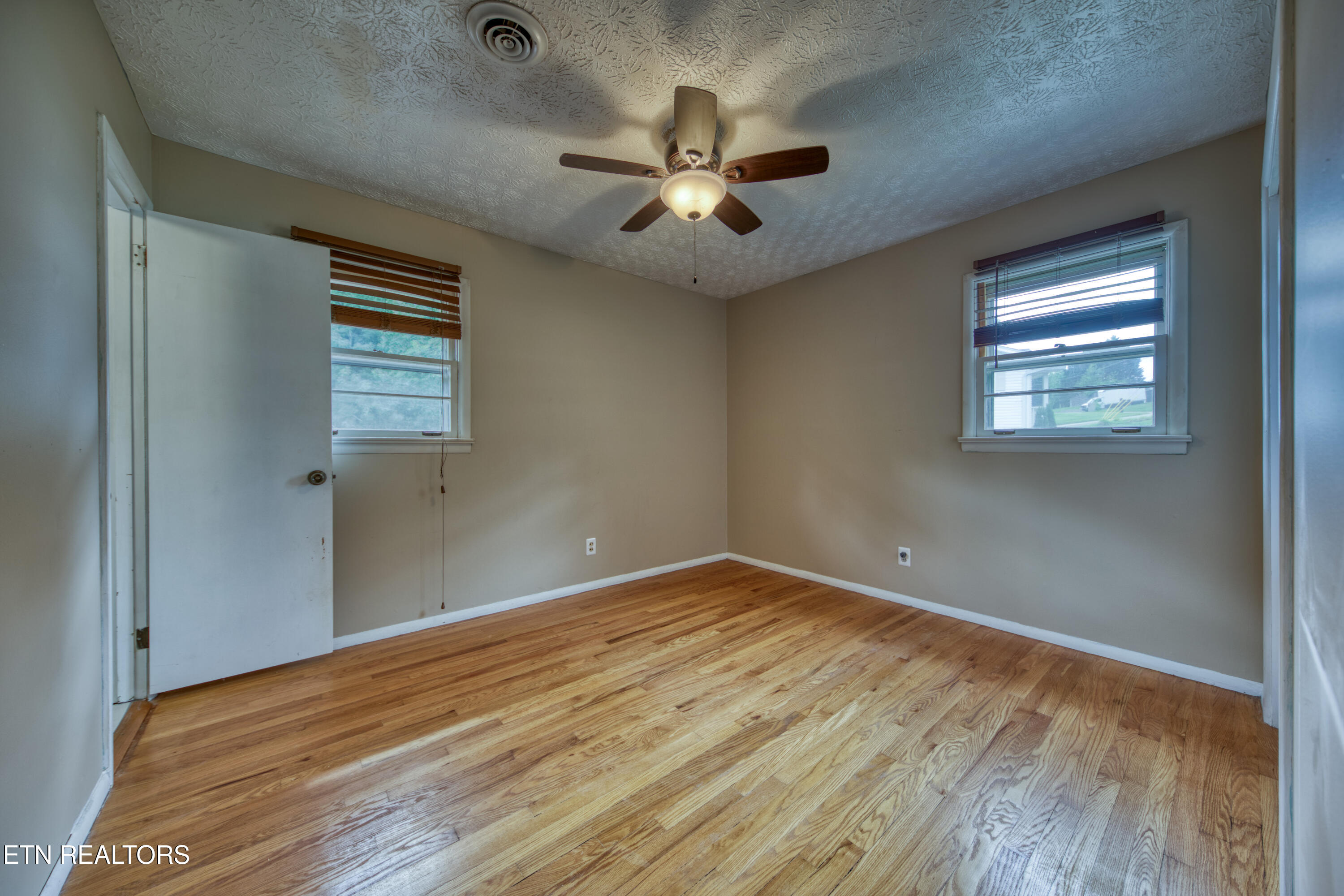 916 Mallory Road Knoxville, TN 37919 - Photo 17 of 23 Primary bedroom