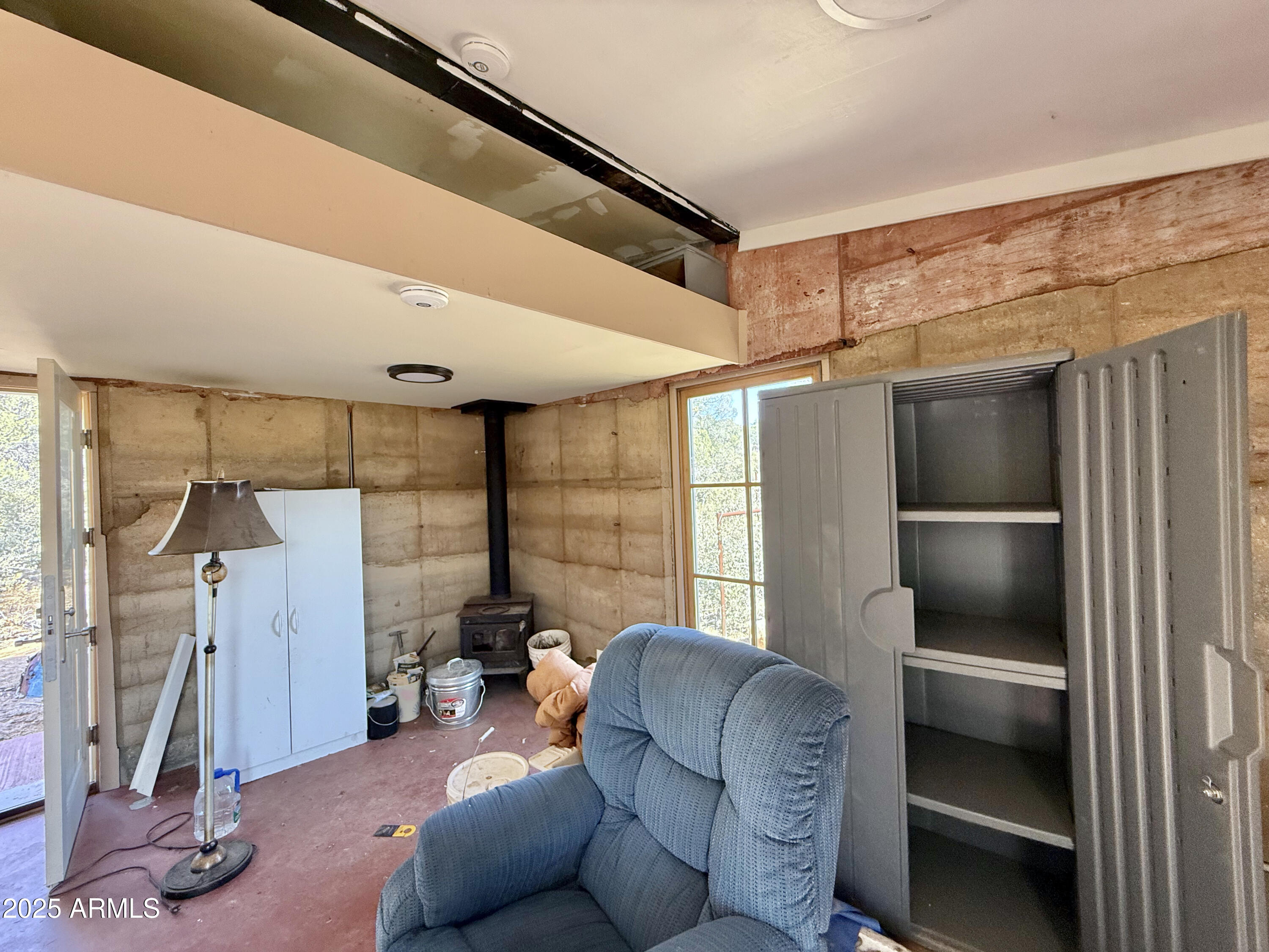 19250 Model Creek Road, Unit 4 Kirkland, AZ 86332 - Photo 21 of 57 a livingroom with furniture and a ceiling fan