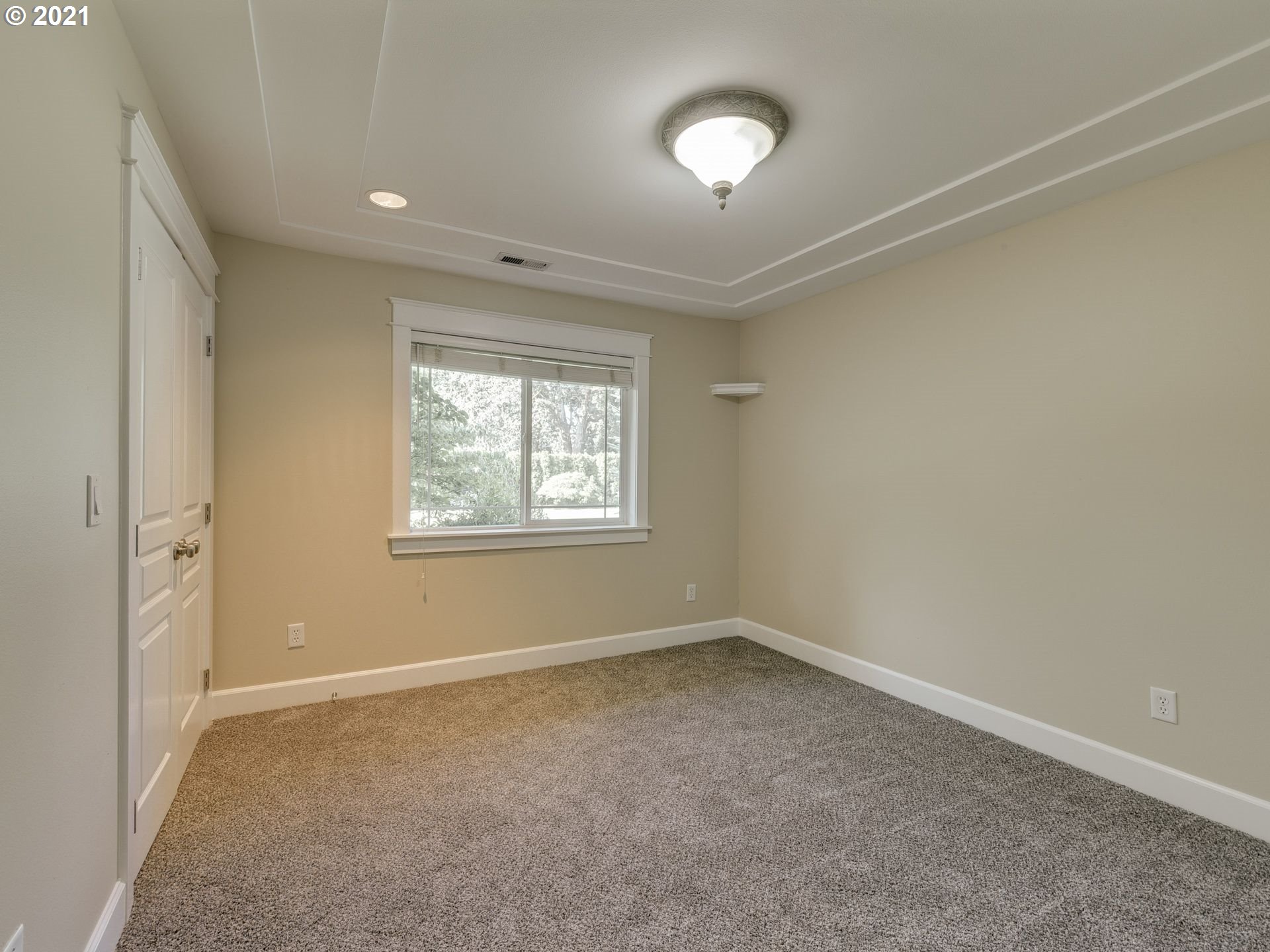 5171 South Elliott Prairie Road Woodburn, OR 97071 - Photo 19 of 32 an empty room with windows