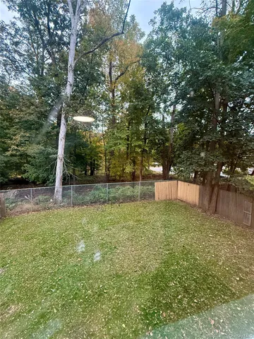a view of a backyard