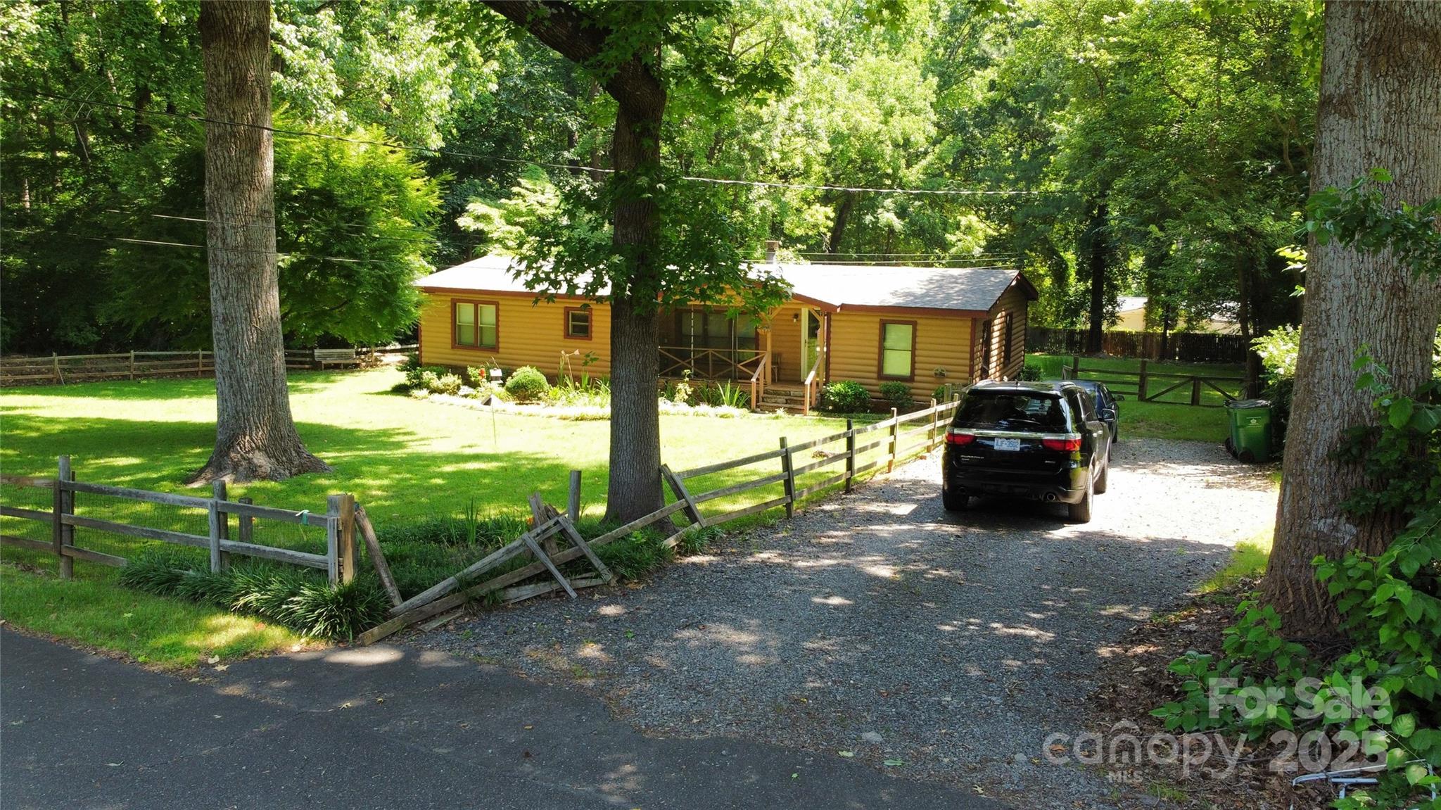 5832 Thompson Road Charlotte, NC 28216 - Photo 4 of 33