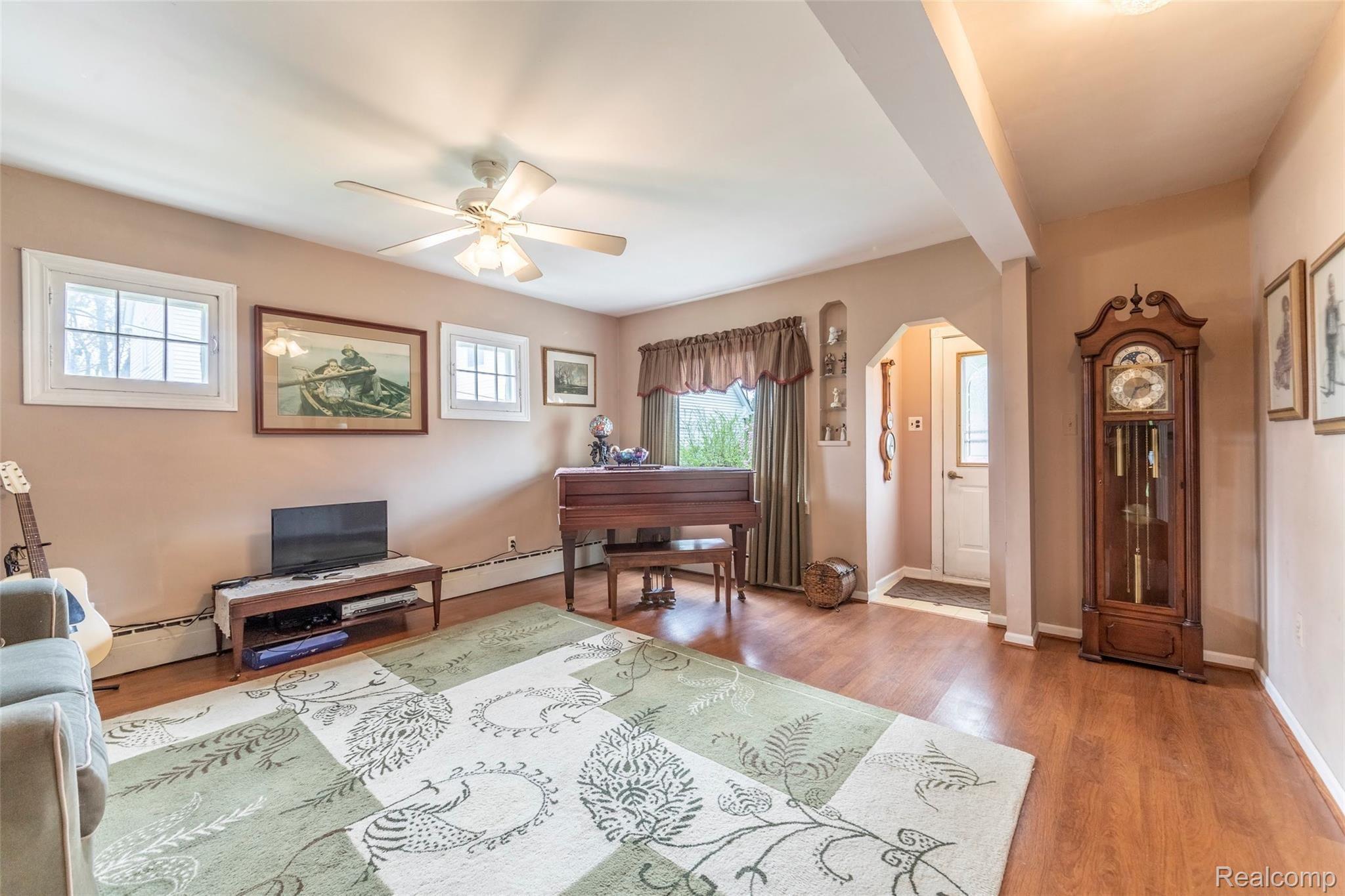 10633 Stark Road Livonia, MI 48150 - Photo 3 of 37 Beautiful living room