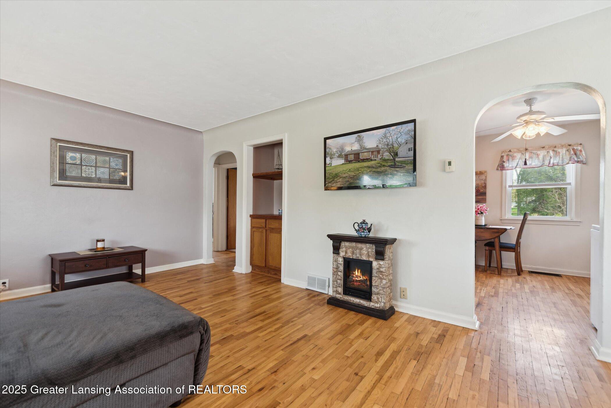 918 Clark Road Lansing, MI 48917 - Photo 6 of 31 07-918-Clark-Rd-Lansing-MI-48917-WindowS