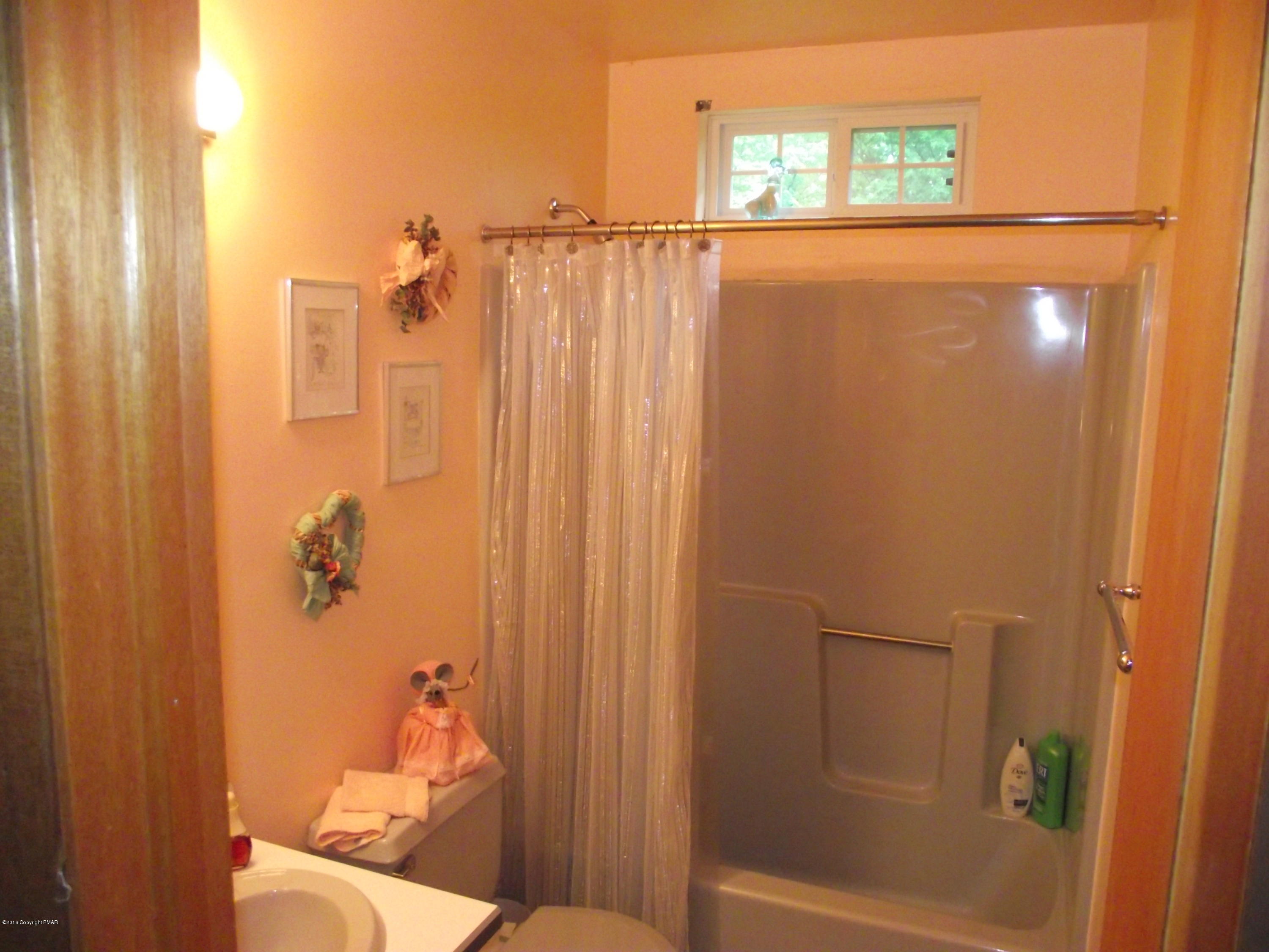 2149 Spring Drive Bushkill, PA 18324 - Photo 10 of 23 2ND Floor Bath