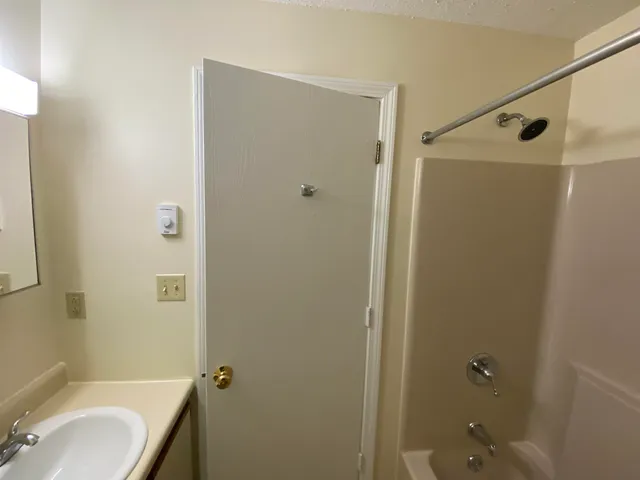 $1,810 | 155 Eastern Avenue, Unit 302, Manchester, NH 03104