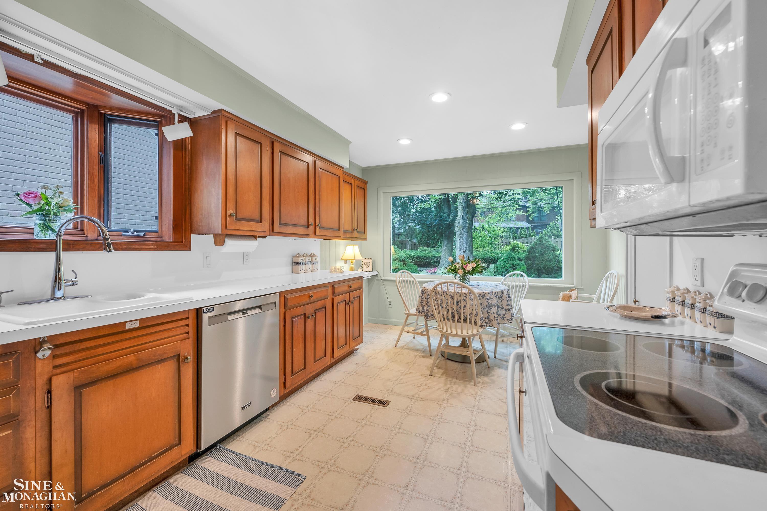 1034 Whittier Road Grosse Pointe, MI 48230 - Photo 15 of 54 50146822-83faf3c6-a012-4883-a487-3dac564fb3e1.JPG