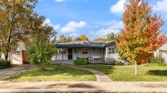 a view of a yard in front of house