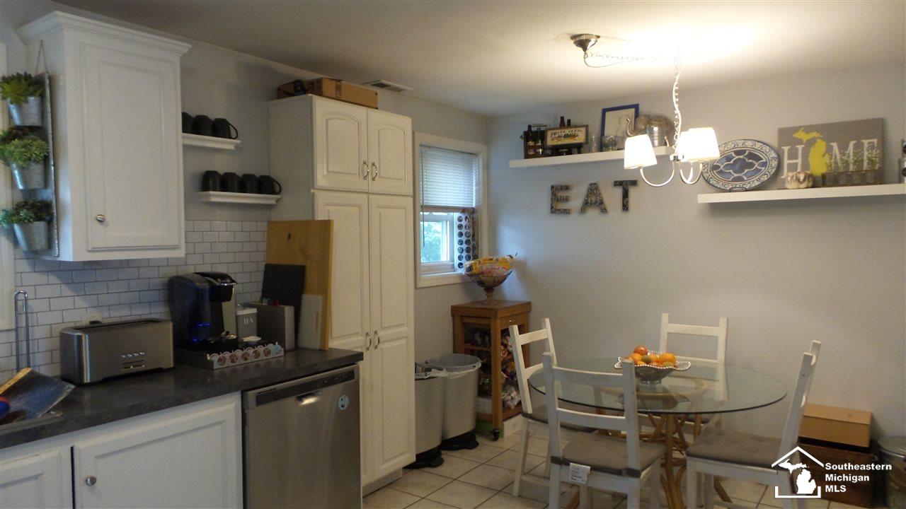 8200 Adler Road Lambertville, MI 48144 - Photo 10 of 18 31382689-9.JPG