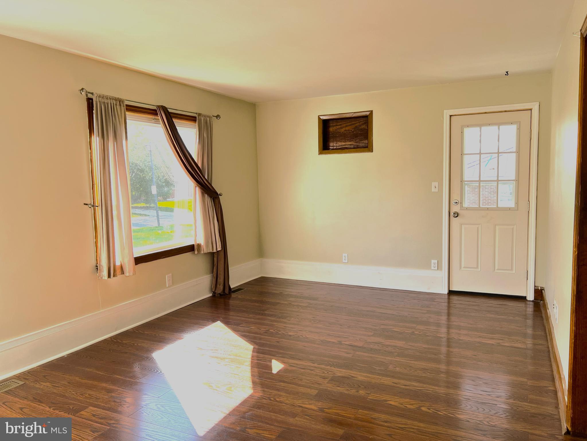 745 South Halsey Road Dover, DE 19901 - Photo 3 of 13 Living Room