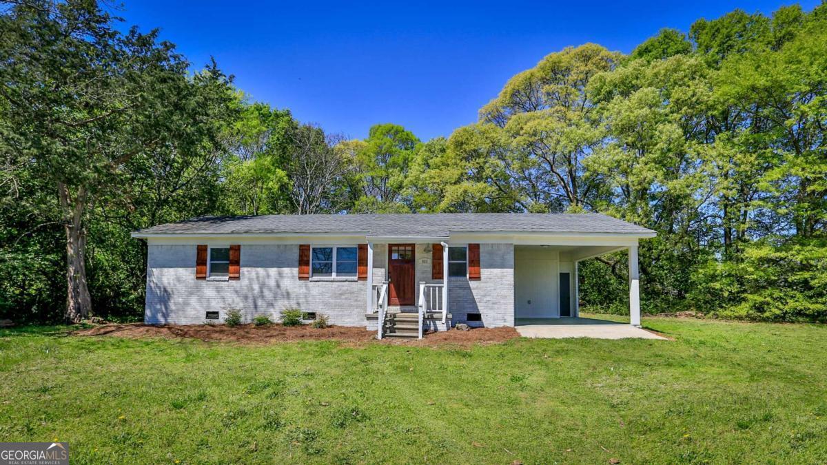 680 North Avenue Madison, GA 30650 - Photo 2 of 20 a view of a house with backyard and garden