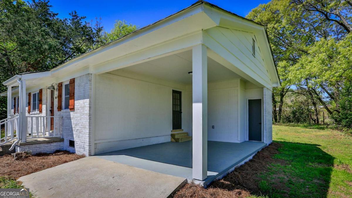 680 North Avenue Madison, GA 30650 - Photo 3 of 20 a view of house with backyard