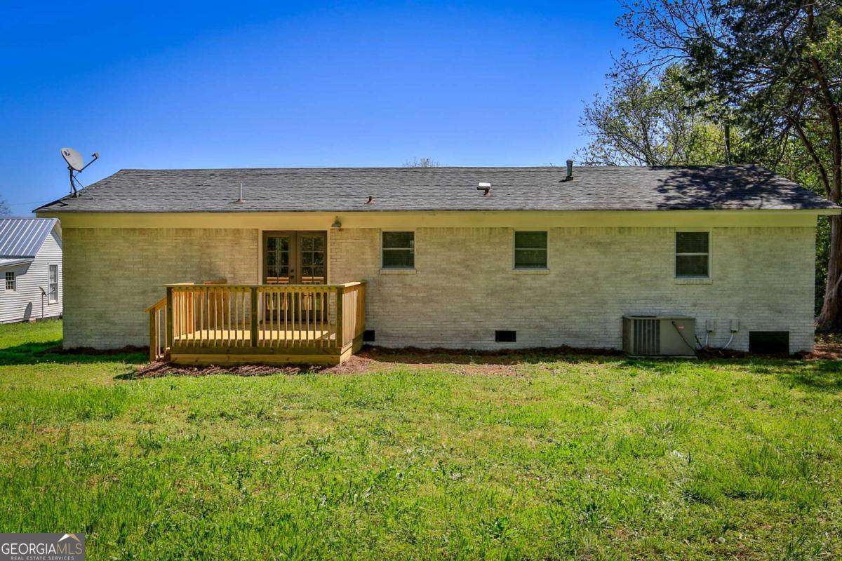 680 North Avenue Madison, GA 30650 - Photo 4 of 20 a view of a house with a yard