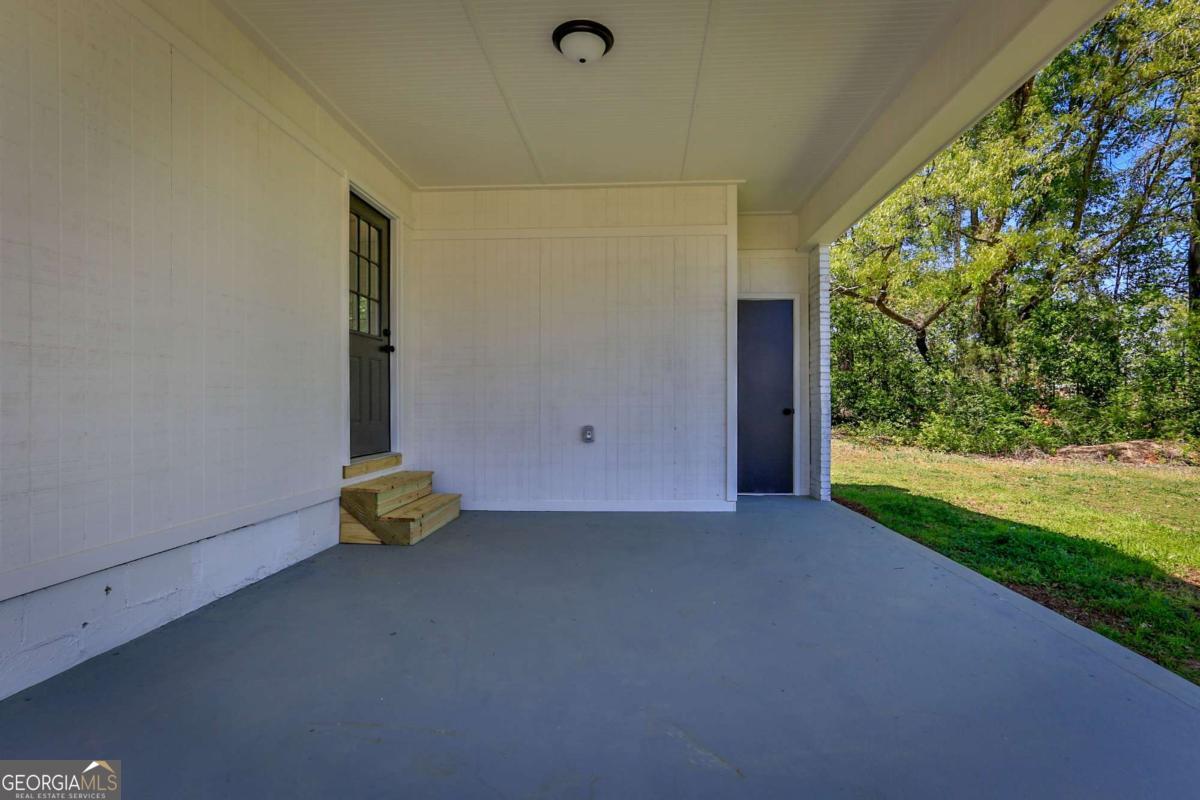 680 North Avenue Madison, GA 30650 - Photo 6 of 20 a view of a room with a bench