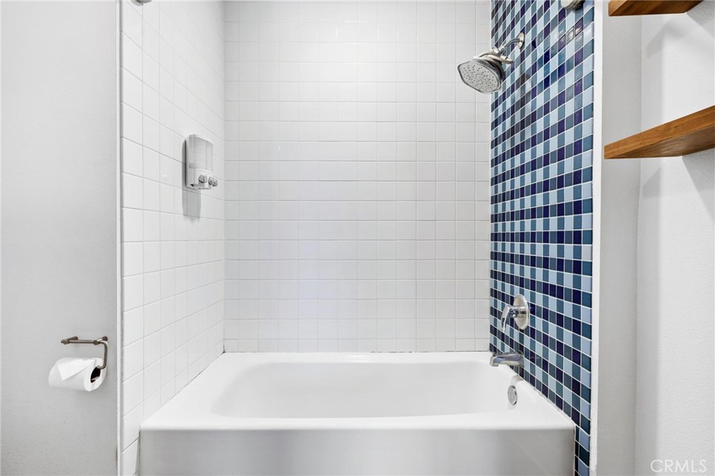 835 Locust Avenue, Unit 322 Long Beach, CA 90813 - Photo 27 of 42 a bathroom with a bathtub