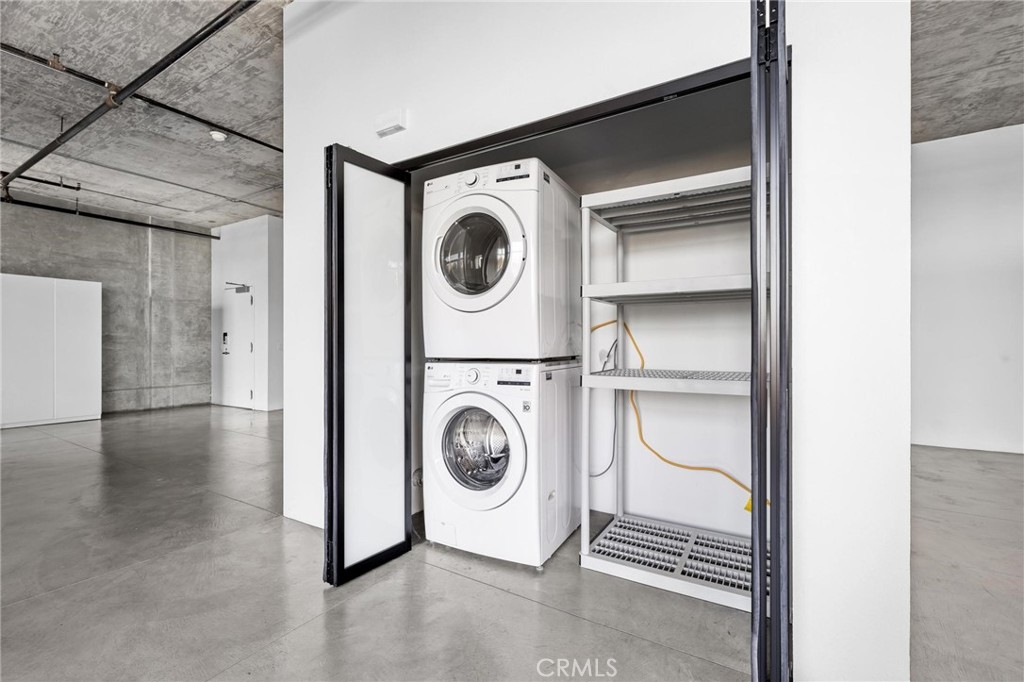 835 Locust Avenue, Unit 322 Long Beach, CA 90813 - Photo 28 of 42 a utility room with dryer and washer