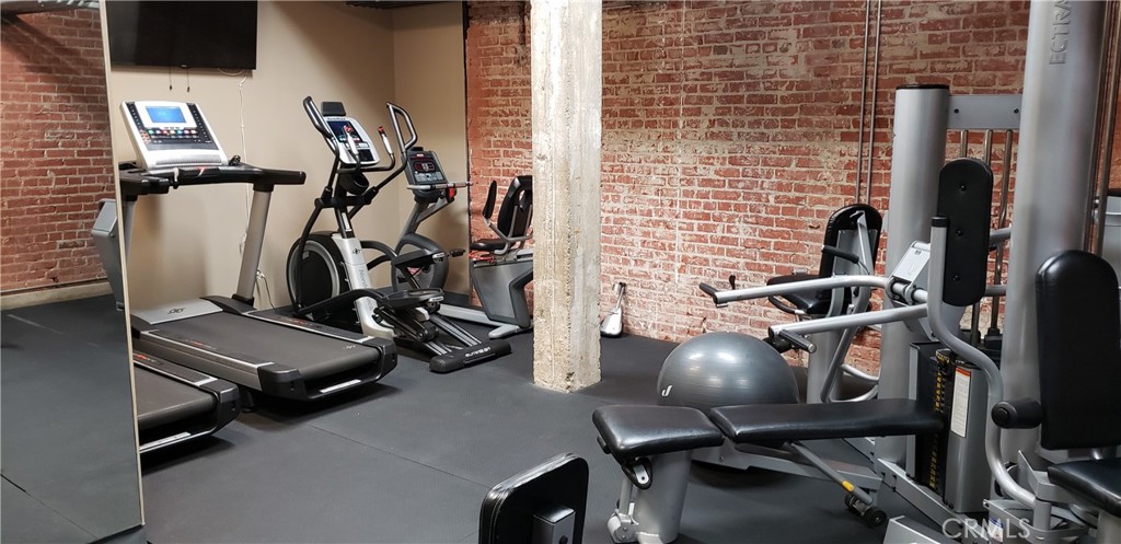 835 Locust Avenue, Unit 322 Long Beach, CA 90813 - Photo 38 of 42 a room with gym equipment