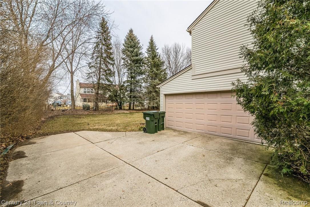 2006 Cedaredge Road Rochester, MI 48306 - Photo 28 of 36 031-Garage-5502759-medium.jpg