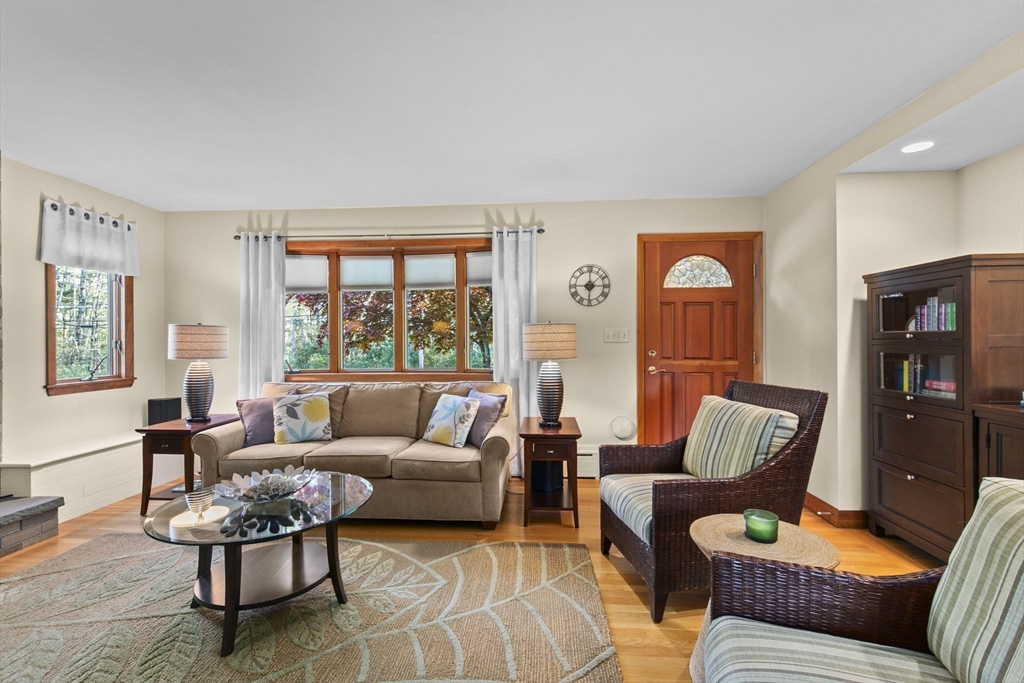 224 Snipatuit Road Rochester, MA 02770 - Photo 22 of 42 a living room with furniture and a large window