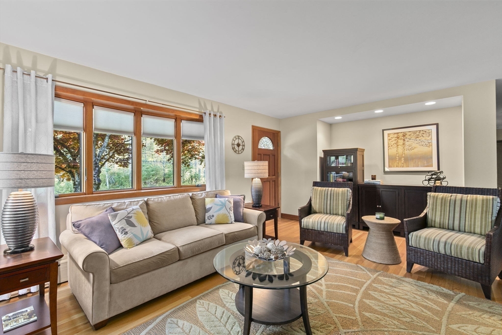 224 Snipatuit Road Rochester, MA 02770 - Photo 23 of 42 a living room with furniture and a large window