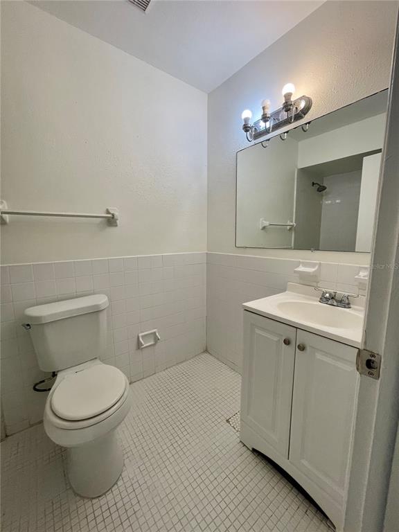 211 Stefanik Road Winter Park, FL 32792 - Photo 15 of 19 a bathroom with a toilet a sink and mirror
