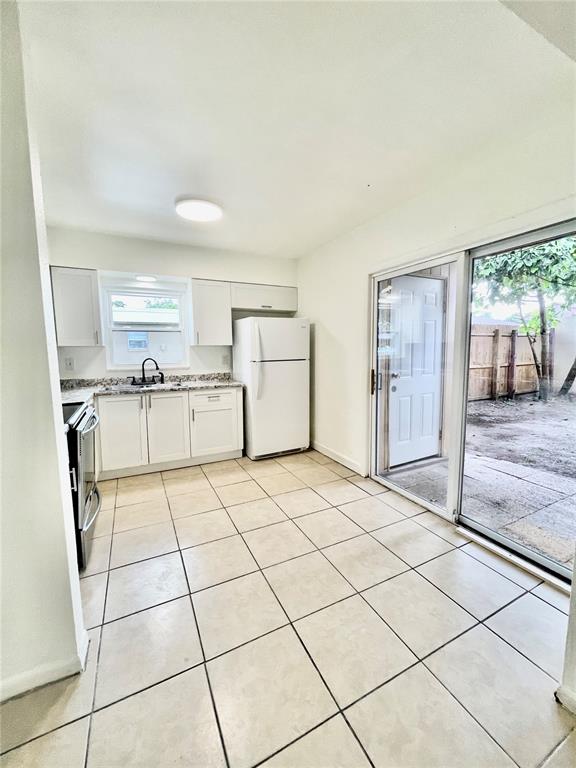 211 Stefanik Road Winter Park, FL 32792 - Photo 7 of 19 a kitchen with a stove a refrigerator and cabinets