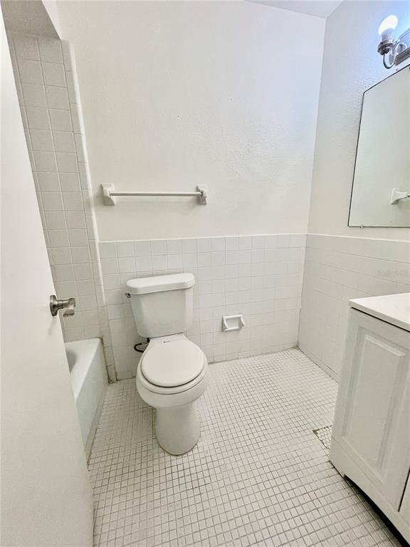 211 Stefanik Road Winter Park, FL 32792 - Photo 9 of 19 a white toilet sitting next to a shower
