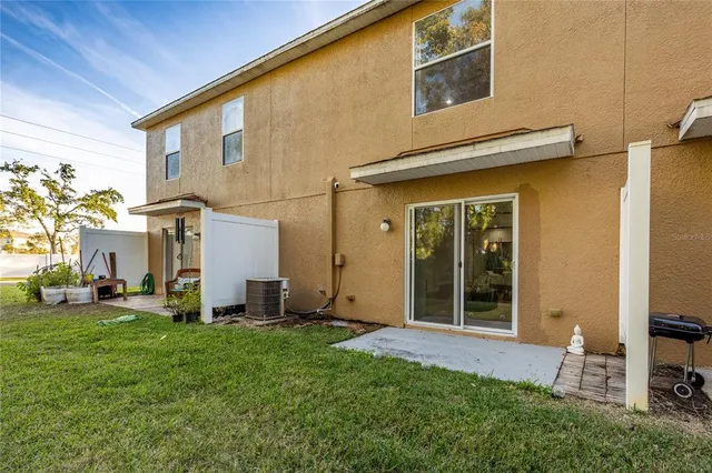 a view of a house with backyard