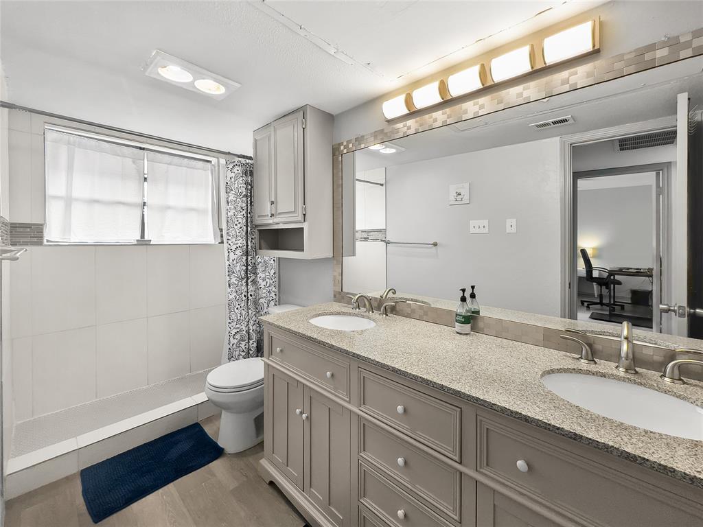 5750 Phoenix Drive, Unit 22 Dallas, TX 75231 - Photo 22 of 30 Bathroom