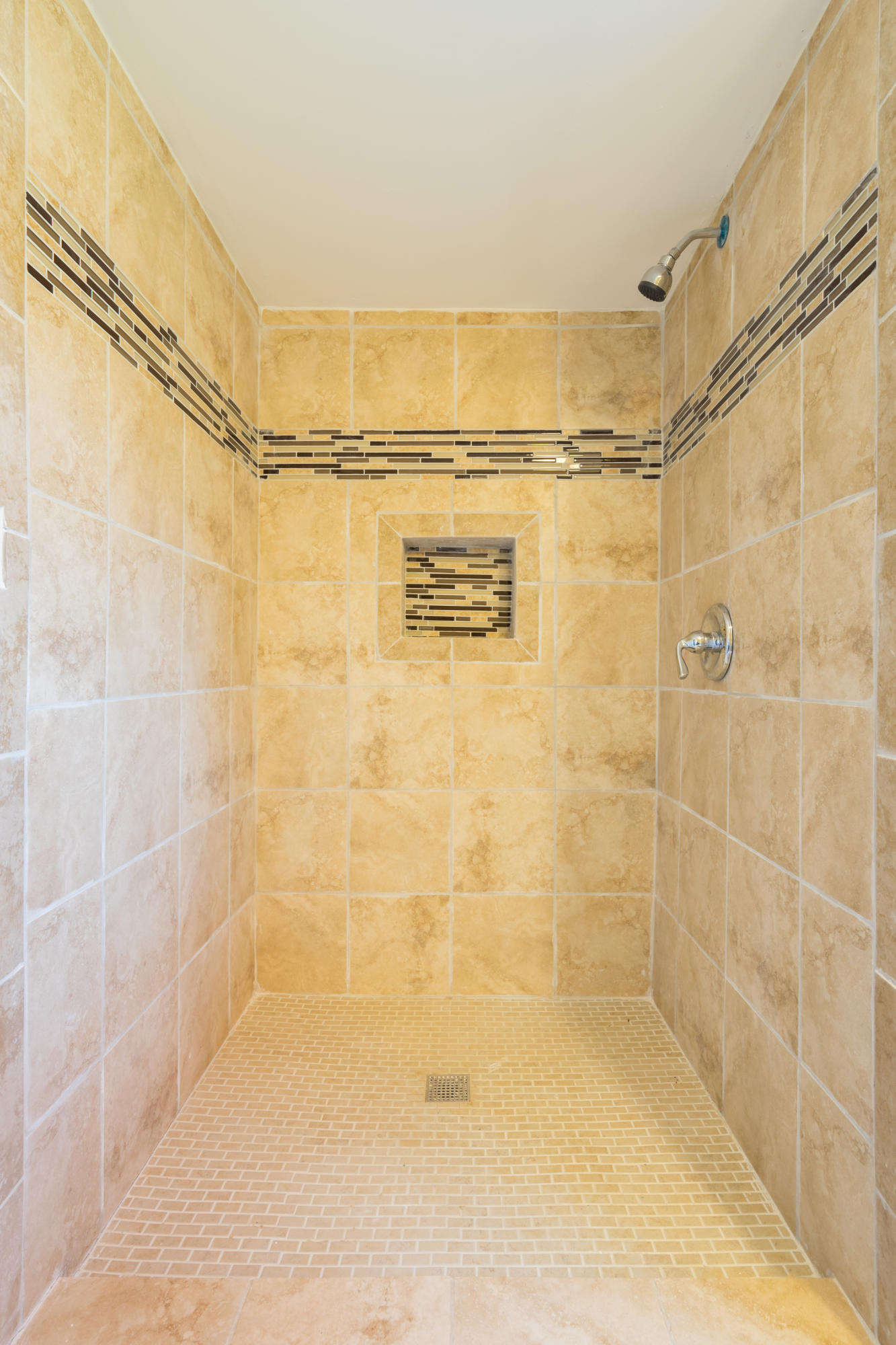 8146 Standifer Gap Road Chattanooga, TN 37421 - Photo 10 of 14 Shower