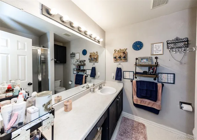 a en suite bathroom with a double vanity sink and a mirror
