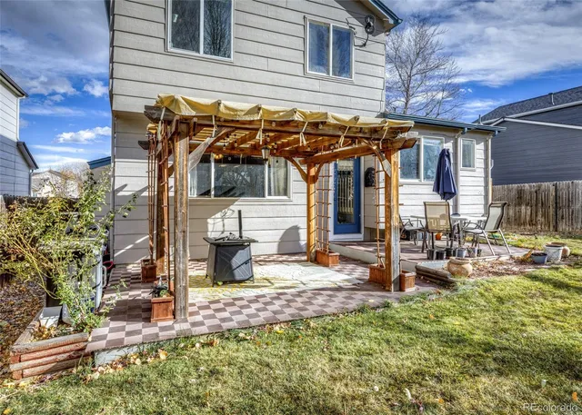 a view of a house with backyard