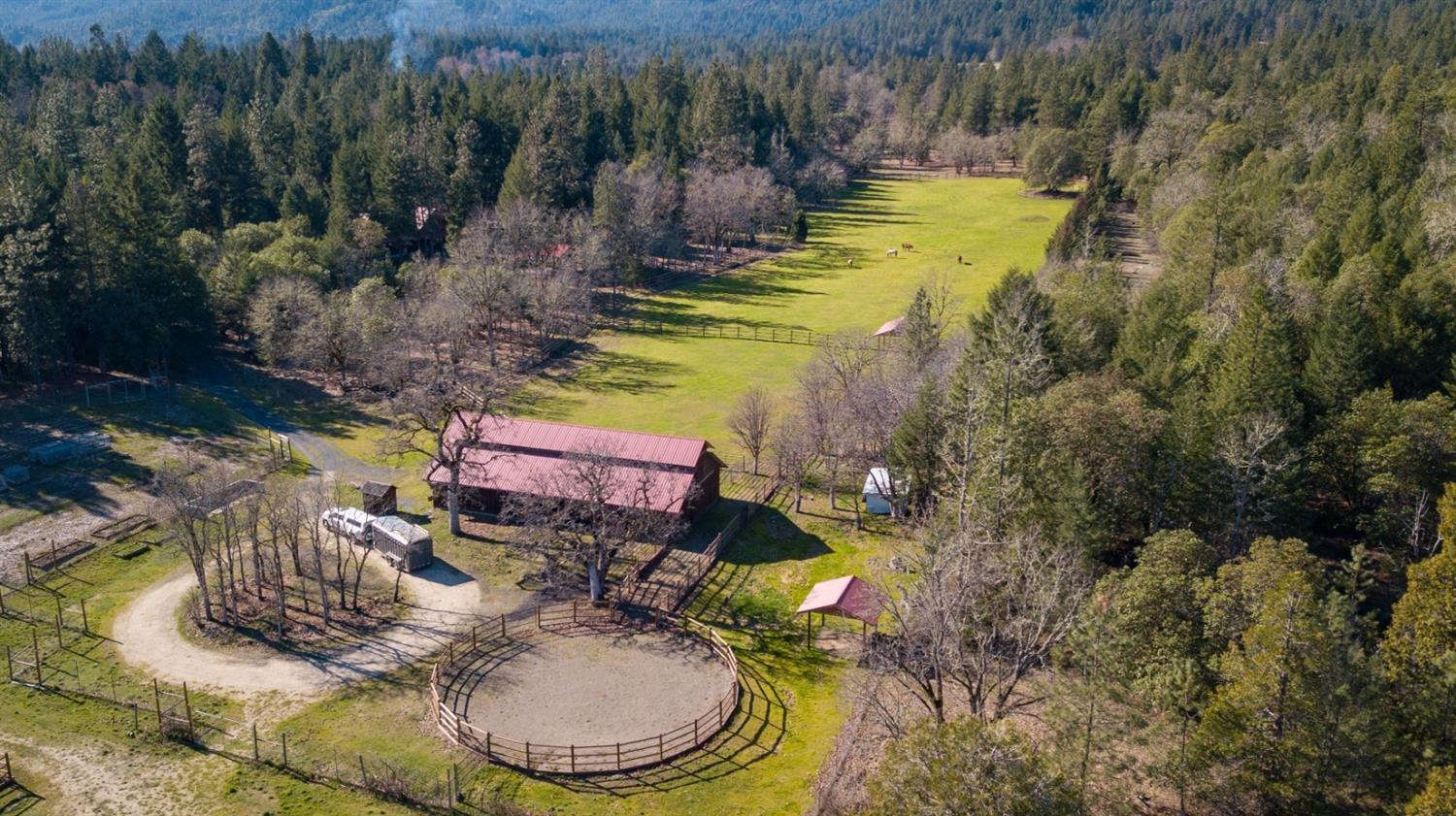 2211 Kincaid Road Williams, OR 97544 - Photo 17 of 35 60' SAND ROUND PEN FOR HORSES.