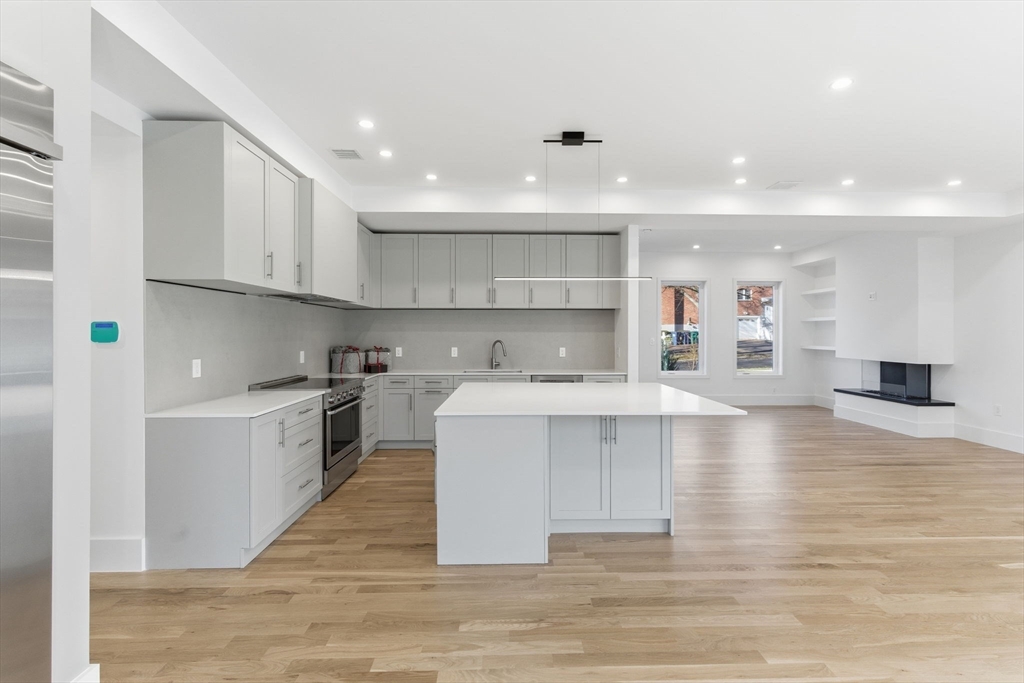 82 Louise Road, Unit 82 Chestnut Hill, MA 02467 - Photo 5 of 33