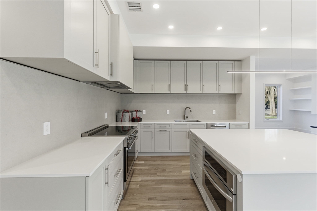 82 Louise Road, Unit 82 Chestnut Hill, MA 02467 - Photo 6 of 33