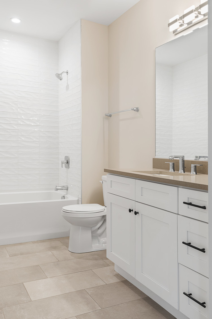246 Green Bay Road, Unit 306 Highwood, IL 60040 - Photo 12 of 15 a bathroom with a toilet a sink and bathtub