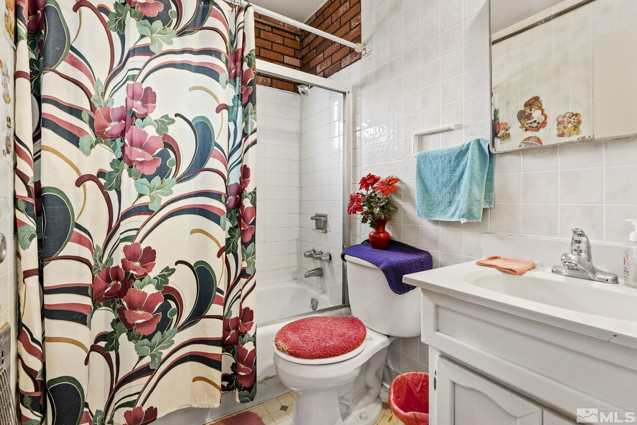1885 Castle Way Reno, NV 89512 - Photo 9 of 18 a bathroom with a sink toilet and shower curtain