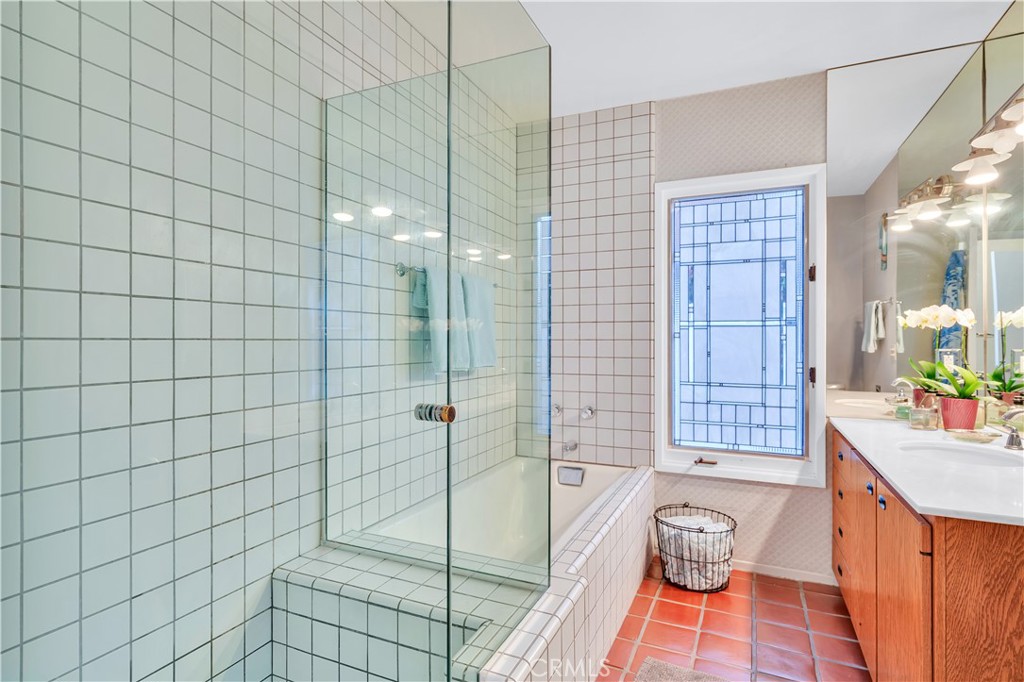 9 Middleridge Lane North Rolling Hills, CA 90274 - Photo 17 of 37 Bathroom 2