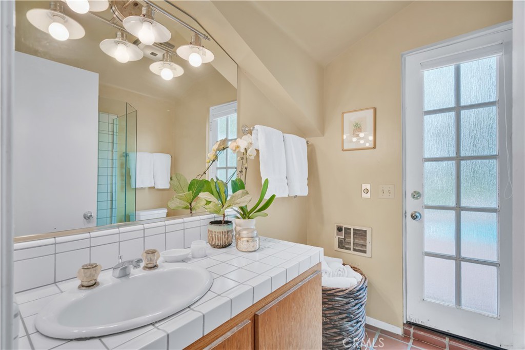 9 Middleridge Lane North Rolling Hills, CA 90274 - Photo 10 of 37 Bathroom leading to pool
