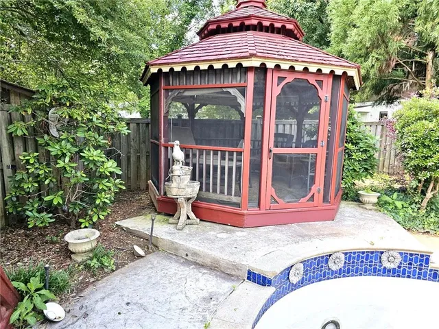 a view of a bench in the yard